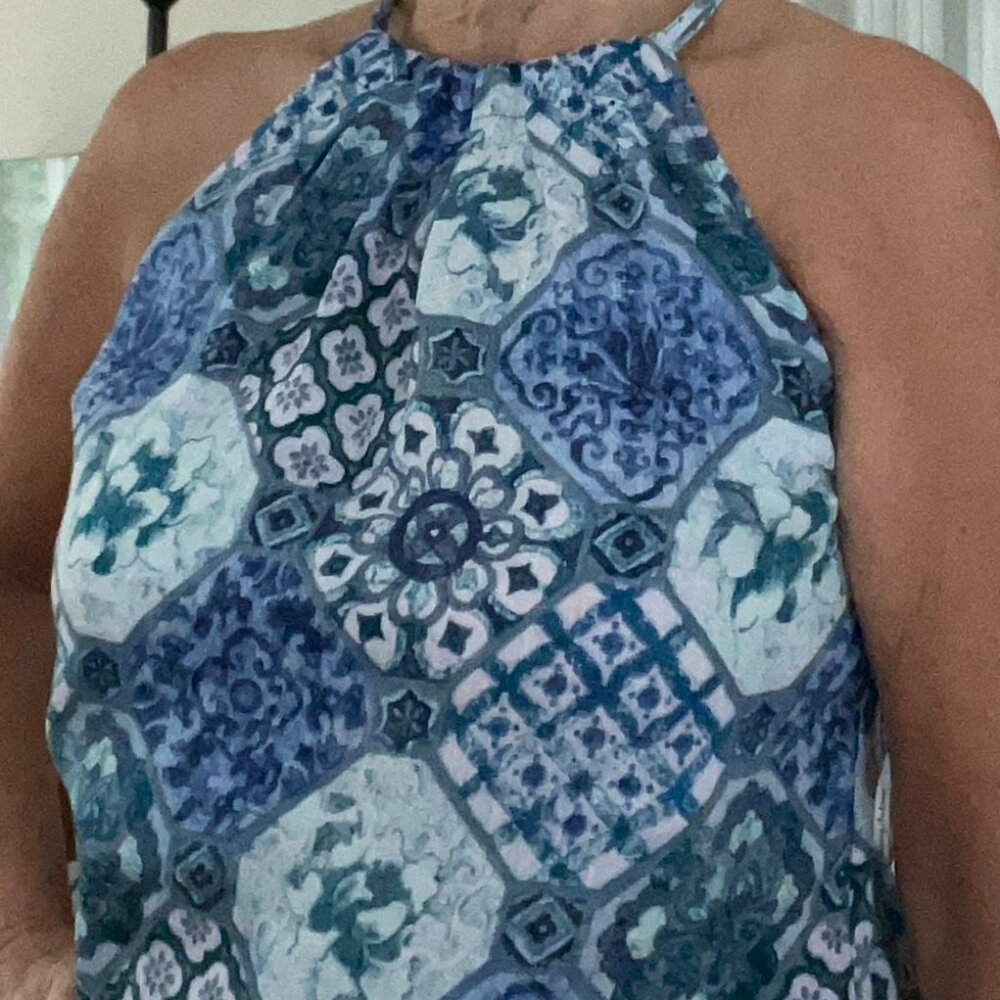 Tommy Bahama Halter Island blouse. Tie bow in back, sleeveless. Lightweight S/P.